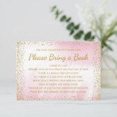 Pink and Gold apportent une carte de livre (Debout devant)