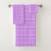 Pink and purple flower checkered pattern bad handdoek (Insitu)