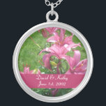 Pink Asiatic Lys Collier de fleurs<br><div class="desc">Ce sont des Lys Asiatiques Rose. Fait un grand cadeau pour un être cher. Les noms et la date peuvent être changés en votre propre nom. Entrez-les simplement dans les zones de texte à droite.</div>