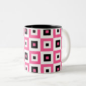 Pink Black and White Checkered Squares Pattern Tweekleurige Koffiemok (Voorkant rechts)