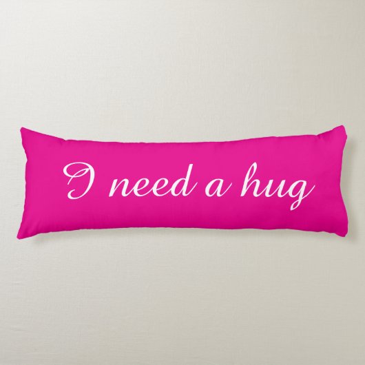 Pink body pillow with custom text | I need a hug Lichaamskussen (Voorkant)