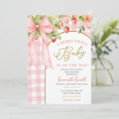 Pink Bow Gingham Strawberry Baby Shower Kaart (Staand voorkant)