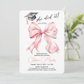 Pink Bow Graduation Invitation She Did it  Kaart (Staand voorkant)