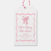 Pink Bow Shes Tying the Knot Bachelorette Cadeaulabel (Voorkant)