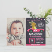 Pink Car Racer Anniversaire Invitation avec photo (Debout devant)