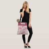 Pink cherry blossom monogram draagtas (Op model)