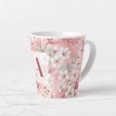 Pink cherry blossom monogram latte mok (Rechterhoek)