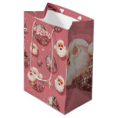 Pink Christmas Retro Santa Gift Bag Medium Cadeauzakje (Voorkant Gekanteld)