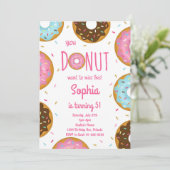 Pink coloré saupoudrer les beignets Invitation d'a (Debout devant)