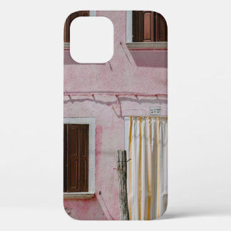 PINK CONCRETE HUIS MET DRIE VENSTERS EN ÉÉN DOO iPhone 12 HOESJE