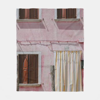 PINK CONCRETE HUIS MET DRIE VENSTERS EN ÉÉN DOO FLEECE DEKEN