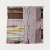 PINK CONCRETE HUIS MET DRIE VENSTERS EN ÉÉN DOO WANDKLEED (Voorkant (horizontaal))