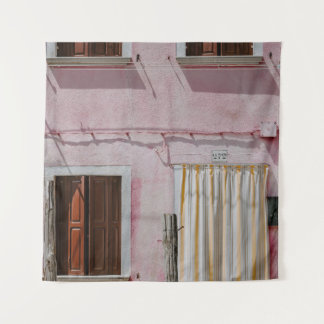 PINK CONCRETE HUIS MET DRIE VENSTERS EN ÉÉN DOO WANDKLEED