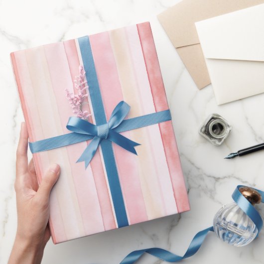 Pink Cream Stripes Verjaardag Cadeaupapier (Geschenken)