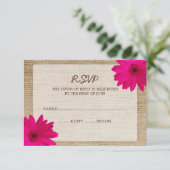 Pink Daisy Burlap Wedding Carte de réponse RSVP (Debout devant)