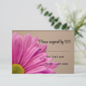 Pink Daisy on Tan Wedding RSVP Response Kaart (Staand voorkant)