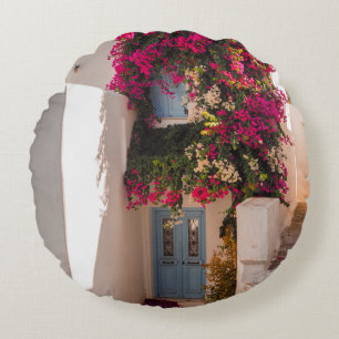 PINK EN GROEN PLANT OP WIT CONCRETE WALL ROND KUSSEN