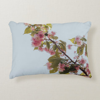 PINK EN GROENE STROOM ONDER WITTE SKY ACCENT KUSSEN