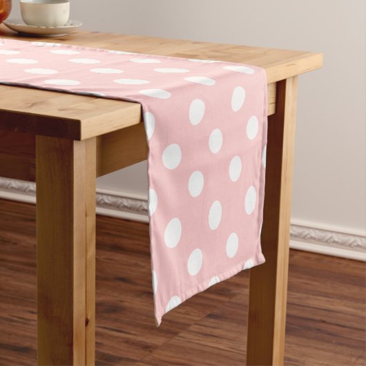 Pink en White Polka Dot Pattern Korte Tafelloper (Voorbeeld)