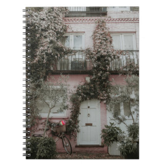 PINK EN WITTE HUIS, BEDEKT MET PLANT A NOTITIEBOEK
