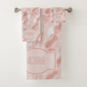 Pink Feathers Delicate White Monogrammed (En situation)