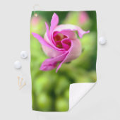 Pink Flower Bud Serviette de golf personnalisée (En situation)