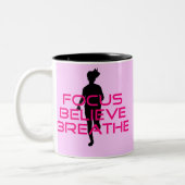 Pink Focus Believe Breathe Tweekleurige Koffiemok (Links)
