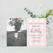 Pink Gingham Foto Birthday Invitation Kaart (Staand voorkant)