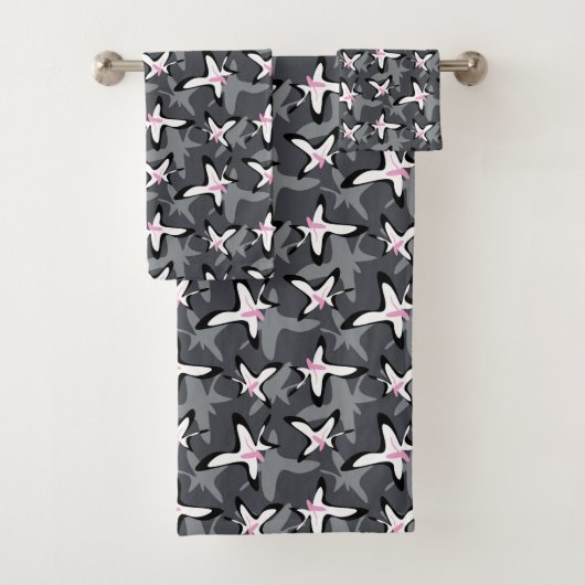 Pink grey modern abstract flowers bad handdoek (Insitu)