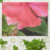 Pink Impatiens Fleur Macro Serviette de cuisine (Plié)
