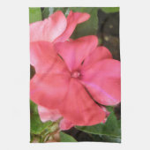 Pink Impatiens Fleur Macro Serviette de cuisine (Vertical)
