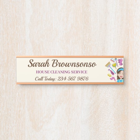 Pink Ivory Janitorial Cartoon Maid House Cleaning Deurbordje (Voorkant)