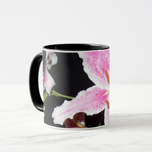 Pink Lily Flower op zwart Mok (Voorkant links)