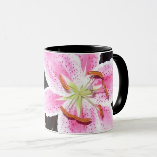 Pink Lily Flower op zwart Mok (Voorkant rechts)