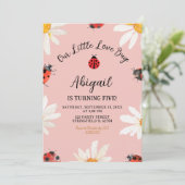 Pink Minimalist Daisy Lovebug Invitation Anniversa (Debout devant)