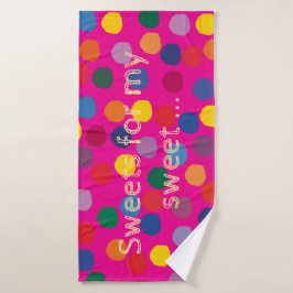 Pink mit bunten Punkten und Schriftzug -  Bad Handdoek