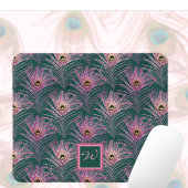 Pink Peacock Feathers en Monogram op Deep Green Muismat