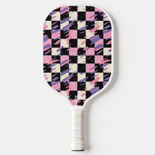 Pink & Purple Retro Checkered Pickleball Paddle (Voorkant)
