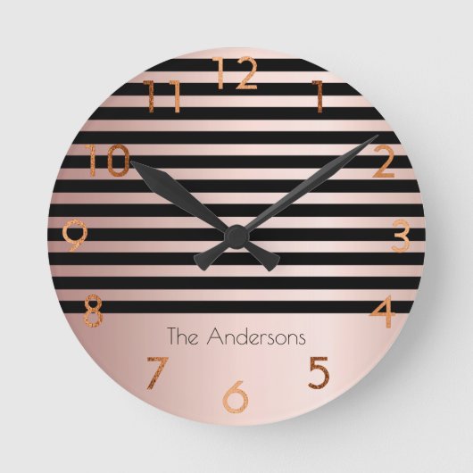 Pink rose gold strips black monogram ronde klok (Voorkant)
