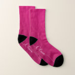 Pink Shimmer White Élégante Calligraphie Nom du sc<br><div class="desc">Pink Shimmer White Elegant Calligraphy Script Personnalisé Ajouter Votre Nom Monogram Socks présente un design moderne, tendance mais simple et élégant avec votre personnalisation avec votre nom ou votre initiale dans élégante écriture calligraphie script typographie sur un arrière - plan brillant rose métallique. Cadeau parfait pour anniversaire, Noël, mariage, 16...</div>