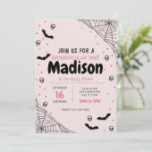 Pink Spider Web Halloween Birthday Invite Kaart (Staand voorkant)