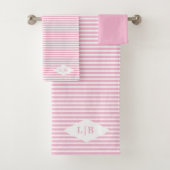 Pink Stripes Initiales Serviettes De Bain Ensemble (En situation)
