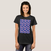 Pink Warped Daisy Wavy Flower Pattern on Cobalt Bl T-shirt (Voorkant volledig)