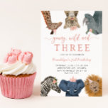 Pink Young Wild et Three Safari Anniversaire Party<br><div class="desc">Animaux de safari pour fille mignonne et amusante thème 3ème anniversaire invitation de fête avec illustration des animaux de safari de girafe,  léopard des neiges,  rhinocéros,  lion,  éléphant,  et zèbre avec fleurs roses,  couronnes et casquettes de fête. Le texte dit "jeune,  sauvage et trois".</div>