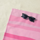 Pinkshades Serrate Stripes Pattern met Initiaal Strandlaken (In situ)