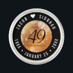 Pin's Élégant 49ème anniversaire de Mariage de cuivre<br><div class="desc">Célébrez le 49e anniversaire du mariage de cuivre avec style avec cette épingle de lapin commémorative! Elégant serif noir et sans serif lettrage avec des confettis hexagonaux sur un arrière - plan de feuille de cuivre ajoutent une touche mémorable pour cette occasion spéciale et une étape extraordinaire. Customisez avec les...</div>
