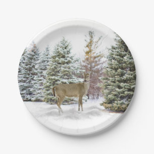 Pins enneigés avec assiette en papier de cerfs