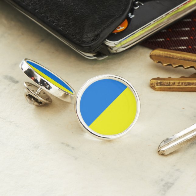 Pin's Épingle d'ordinateur portable drapeau ukrainien (En situation)