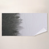 PINS VERTS SOUS LE CIEL BLANC (Serviette de bain)