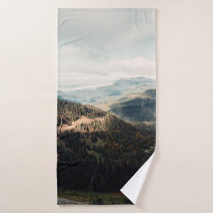 PINS VERTS SUR LA MONTAGNE SOUS LES NUAGES BLANCS